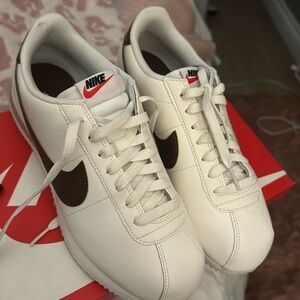 Woman’s nike Cortez
Like new